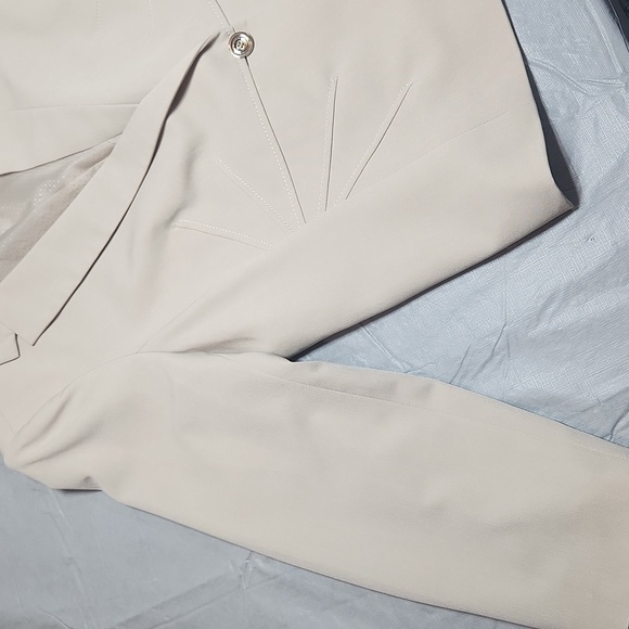 Laura Blazer - Picture 4 of 14